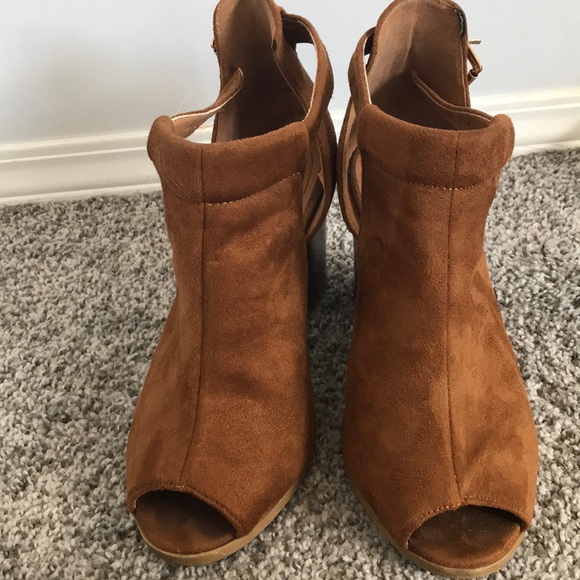 Open toe cutout booties - Picture 2 of 3